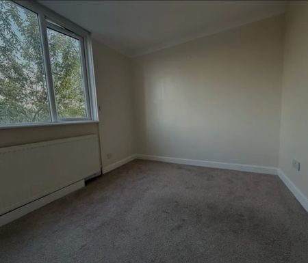 3 Bed Flat, Russell House, E6 - Photo 4