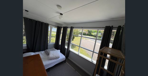 BEAUTIFULLY FULLY FURNISHED 4-BEDROOM HOME - UTILITIES & GARDENING INCLUDED - Photo 1