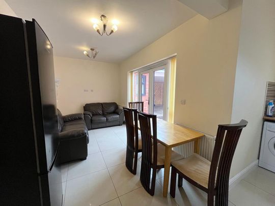 4 bedroom semi-detached house to rent - Photo 1