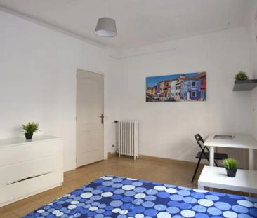 Room in a shared 12-bedroom apartment for rent in el Putget i Farró with all bills included, ideal for professionals or students. - Photo 2