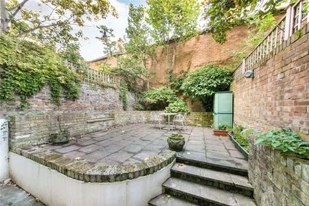 Two bedroom apartment enjoying a private garden and benefitting form close proximity to the shops, bars and restaurants of the Fulham Road. - Photo 2