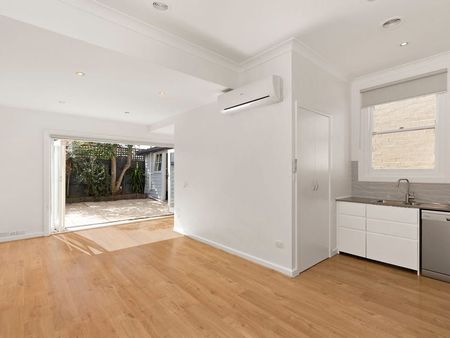 Charming Renovated Victorian Terrace in Prime Location - Photo 2
