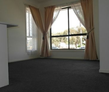 Spacious Three Bedroom Ensuite Townhouse with Double Garage - Photo 2