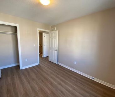 790 Newmarket Lane - 3 bed +Den, 3.5 bath - LEASE NOW FOR A FREE IPAD! - Photo 6