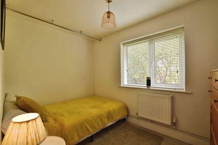 2 bedroom ground floor flat to rent - Photo 2