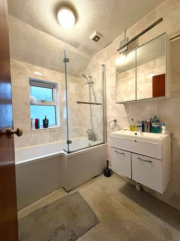 £550 PCM, Furnished Double Room in a Shared House in Ninian Park Road, Cardiff CF11 6JA - Photo 4