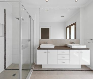 Spacious Family Home In Highly Sort After Location! - Photo 5