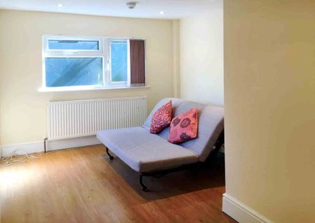 Price £850 pcm - Available 02/08/2025 - Furnished - Photo 3