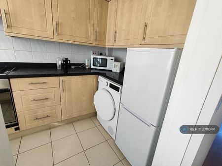 1 bedroom in a house share to rent - Photo 5