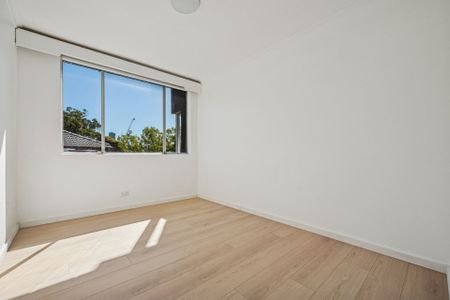 Newly Updated and Light Filled Apartment With Harbour Views - Photo 2