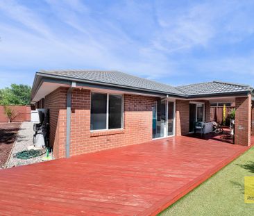 Stunning 4-Bedroom Property with Open-Plan Living and 2 Garages - Photo 6