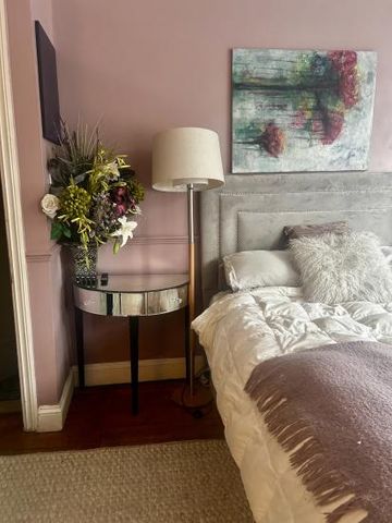 Spacious, beautifully furnished large bedroom with a charming bay window. - Photo 3