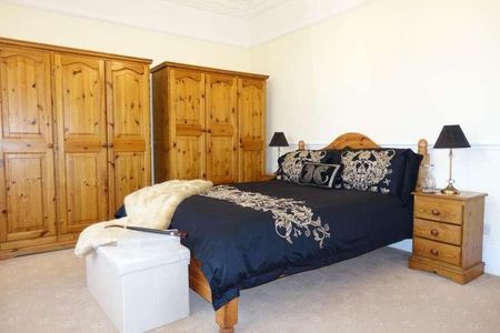 Caterham, Surrey, CR3 - Photo 3