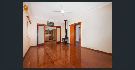 Spacious 4 Bedroom Family Home in a Prime Location - Photo 3