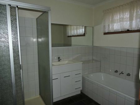 24 Beth Court, Hampton Park VIC - Photo 4