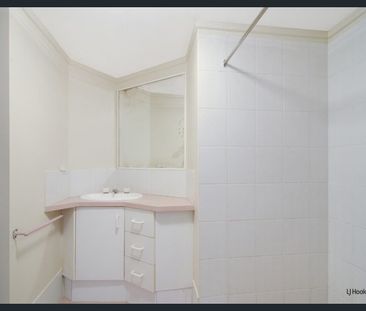 Top-Floor Apartment in Popular Rolan Court – Just a Short Stroll to... - Photo 5