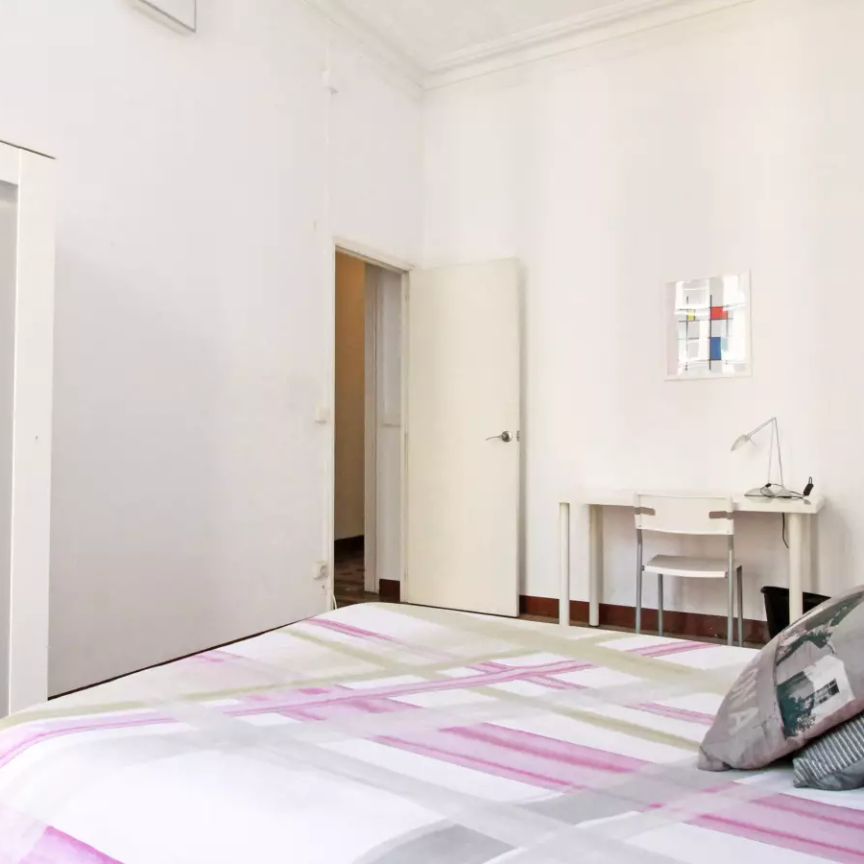 Inviting room with balcony in shared apartment, Eixample - Photo 1