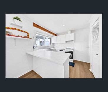 Spacious 3 Bed room Family Home! - Photo 3