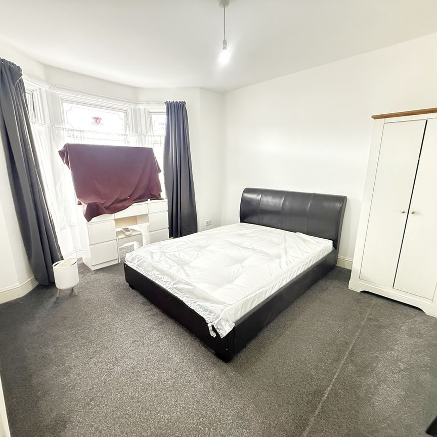 Room in a Shared House, Ripley Road, IG3 - Photo 1