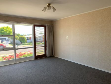 2 bedroom unit close to shops - Photo 2