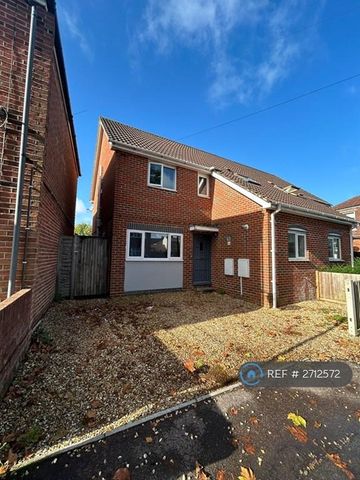 1 bedroom in a house share to rent - Photo 4