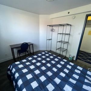 Chambre meublée tout Inclus avec Wi-Fi, stationnement, buanderie gratuite - location au mois avec bail / Libre immédiatement - Photo 2