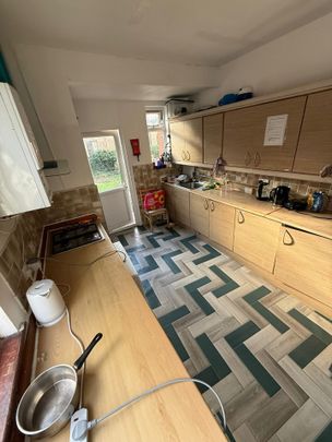 Room in a Shared Flat, Prout Grove, NW10 - Photo 1