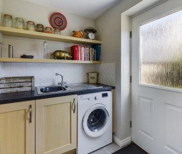 4 bedroom semi-detached house to rent - Photo 4