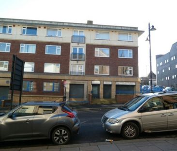 Flat to rent on - Photo 2