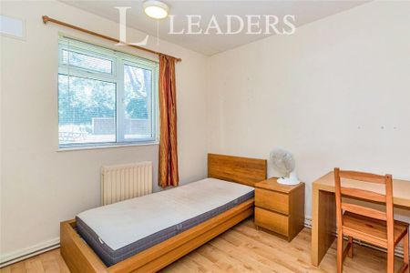 3 bedroom flat to rent - Photo 3