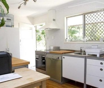 3 bedrooms, 2 bathrooms, double garage + 2 open parks, balcony, Air... - Photo 2