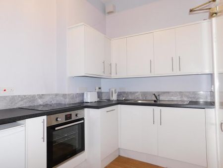 3 bedroom flat to rent - Photo 5