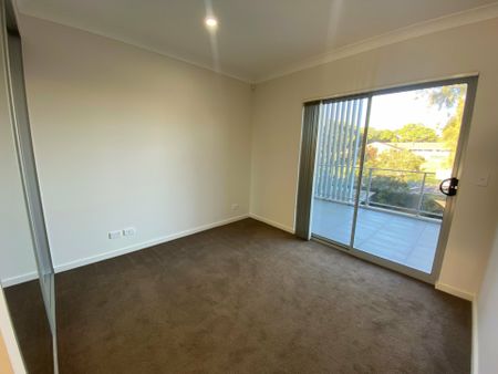 Modern Top Floor 3 Bedroom Apartment with Views - Photo 3