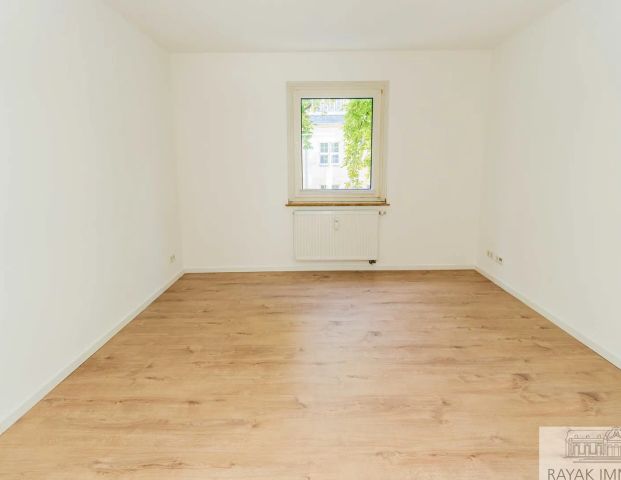 Modernisierte Etagenwohnung mit Wintergarten – 3 Zimmer in Düsseldorf-Benrath - Photo 1