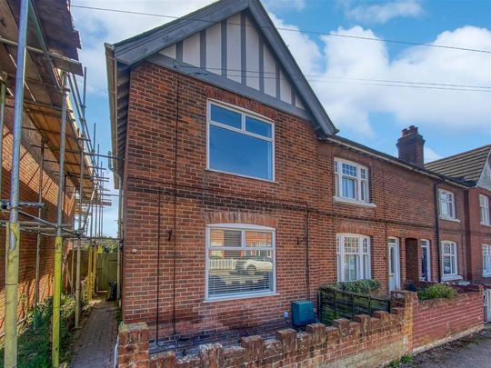 3 bedroom end of terrace house to rent - Photo 1