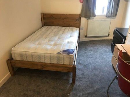 4 bedroom flat to rent - Photo 4