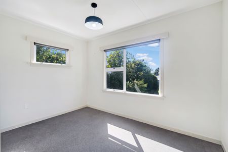 THREE BEDROOM FAMILY HOME IN WESTOWN - Photo 2