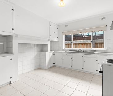 Bright & Spacious 2-Bedroom Home in Convenient Werribee Location - Photo 2