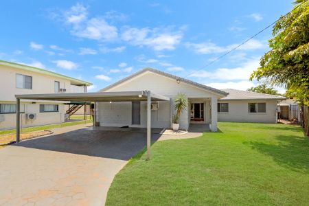 Relaxed Living with Pool and Outdoor Entertaining - Photo 5