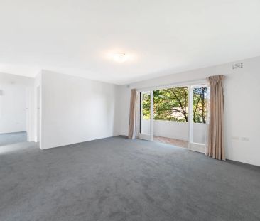 Bright and spacious updated apartment in well maintained building - Photo 4