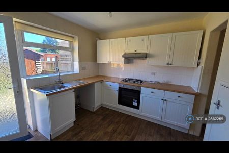 3 bedroom semi-detached house to rent - Photo 5