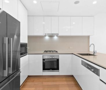 TOP FLOOR WITH VIEWS TO CITY - 1 BEDROOM + STUDY - Photo 1