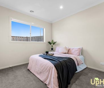 Immaculate Family House In MAYFIELD ESTATE! - Photo 1