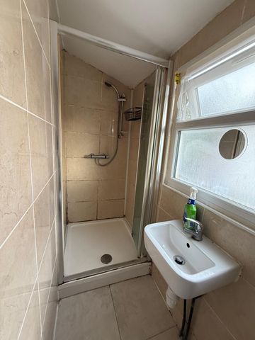 Self contained studio flat close to barking station -£1100 inclusive bills - Photo 2