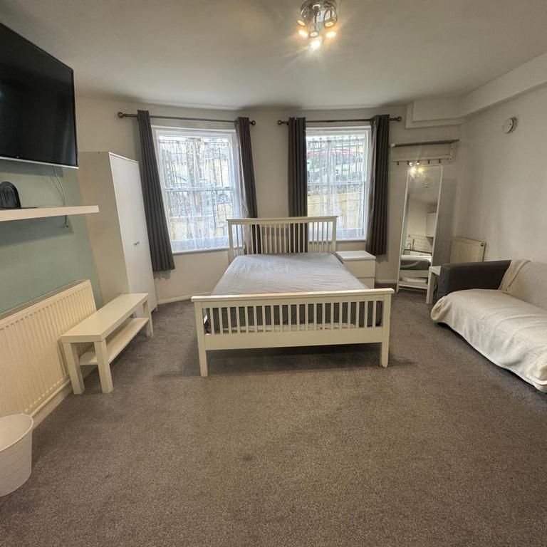 Studio to rent - Photo 1