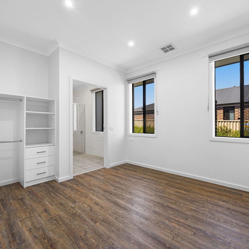 VERY CLEAN AND TIDY 5 BEDROOM HOUSE - Photo 1