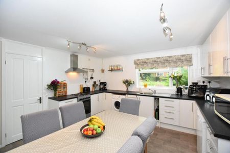 4 bedroom end of terrace house to rent - Photo 2