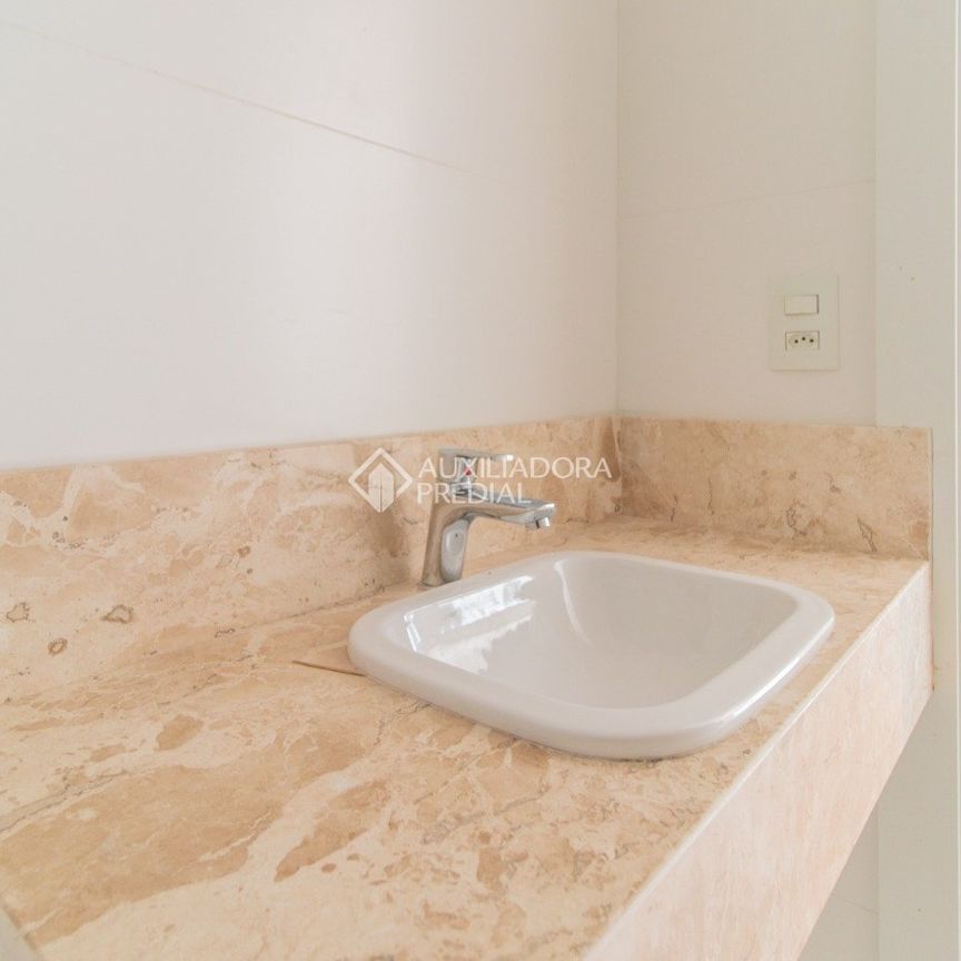 Casa em Condomínio com 3 quartos e 335m² para alugar em Ipanema, Porto Alegre. - Photo 1