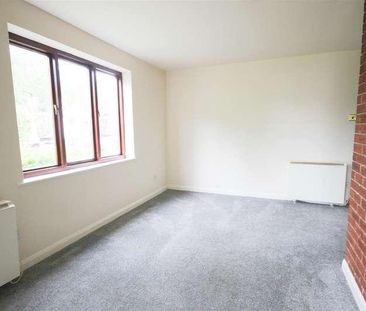 Spring Pool, Warwick, CV34 - Photo 1