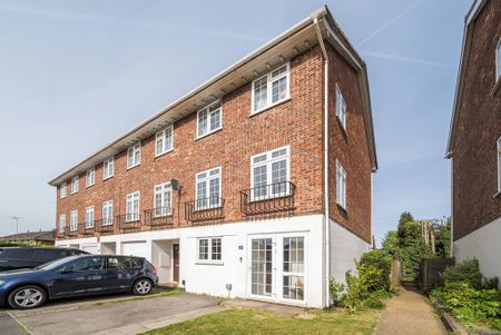 4 bedroom end of terrace house to rent - Photo 2